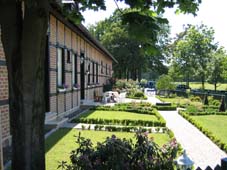 Das Haupthaus mit Garten